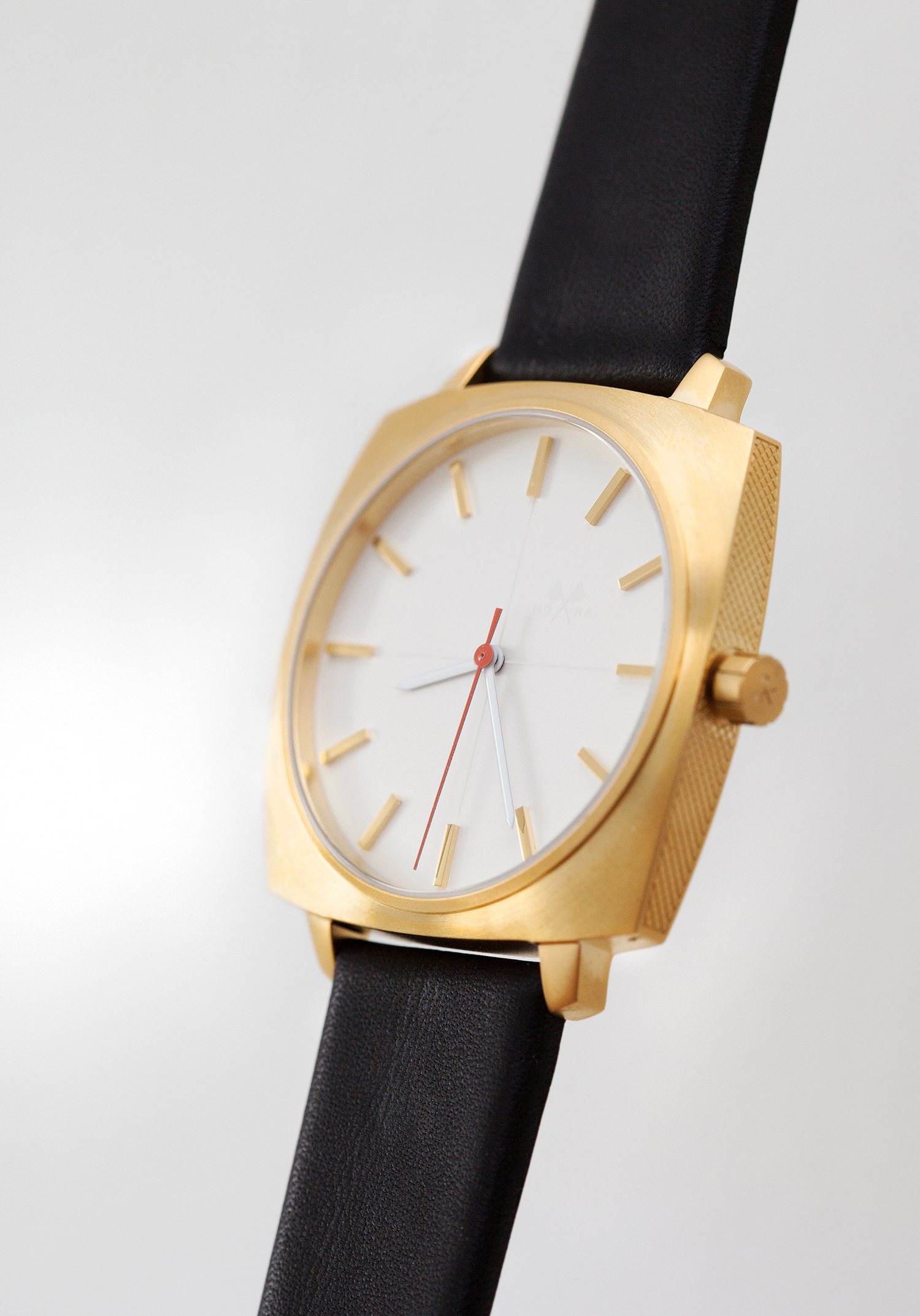 Cushion gold-cut - Mona Watches - Horlogerie Moderne