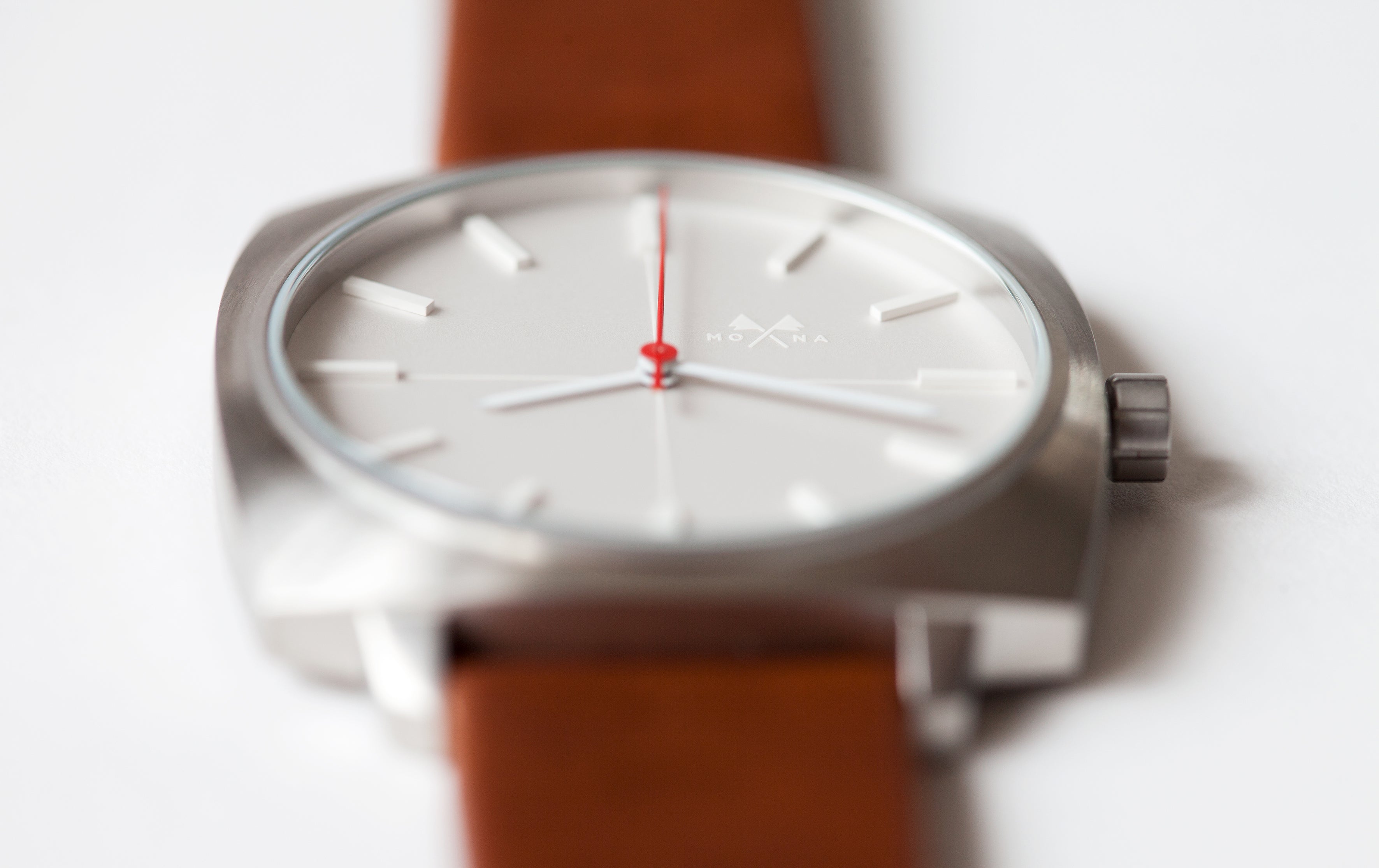 Cushion hoover - Mona Watches - Horlogerie Moderne