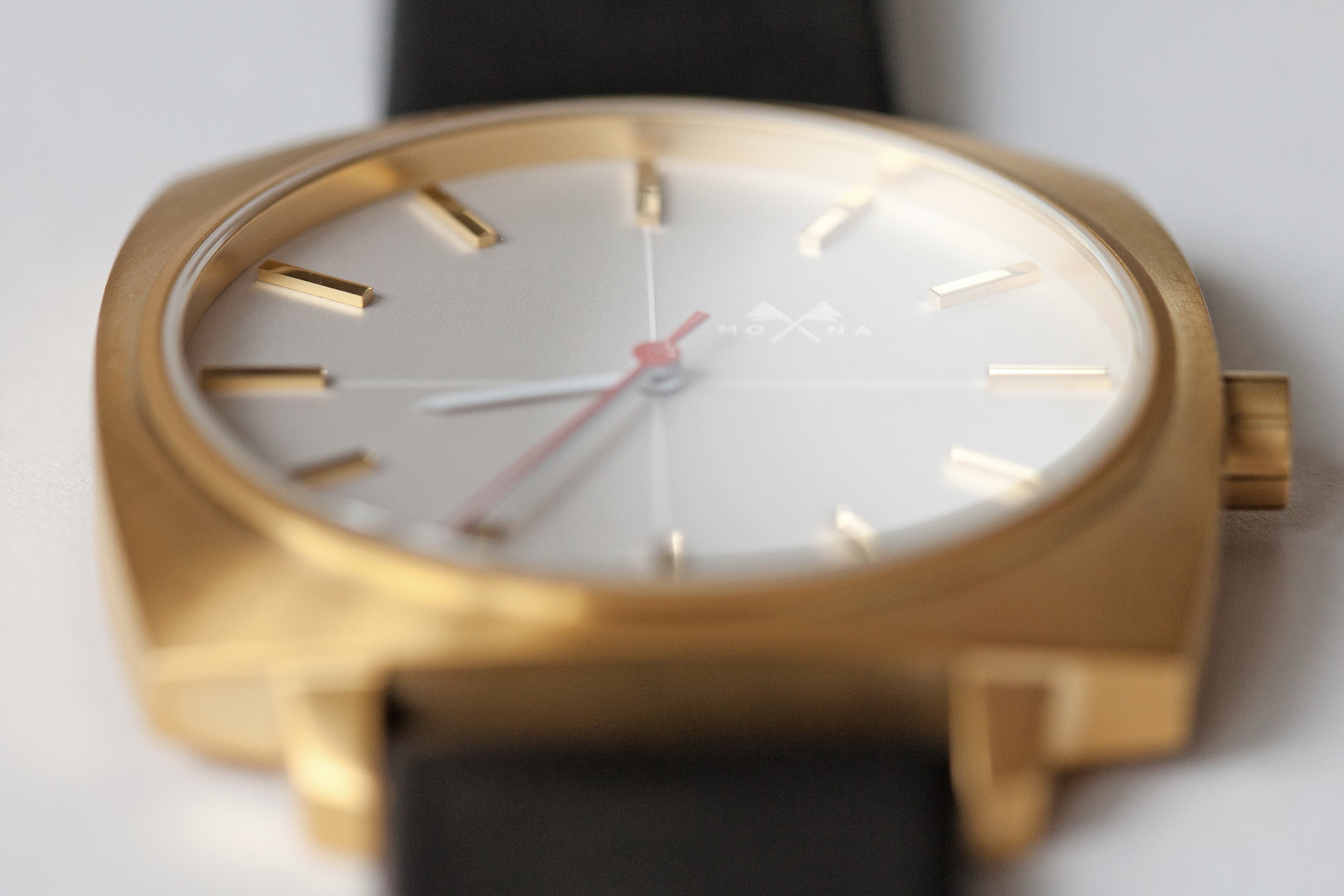 Cushion gold-cut - Mona Watches - Horlogerie Moderne