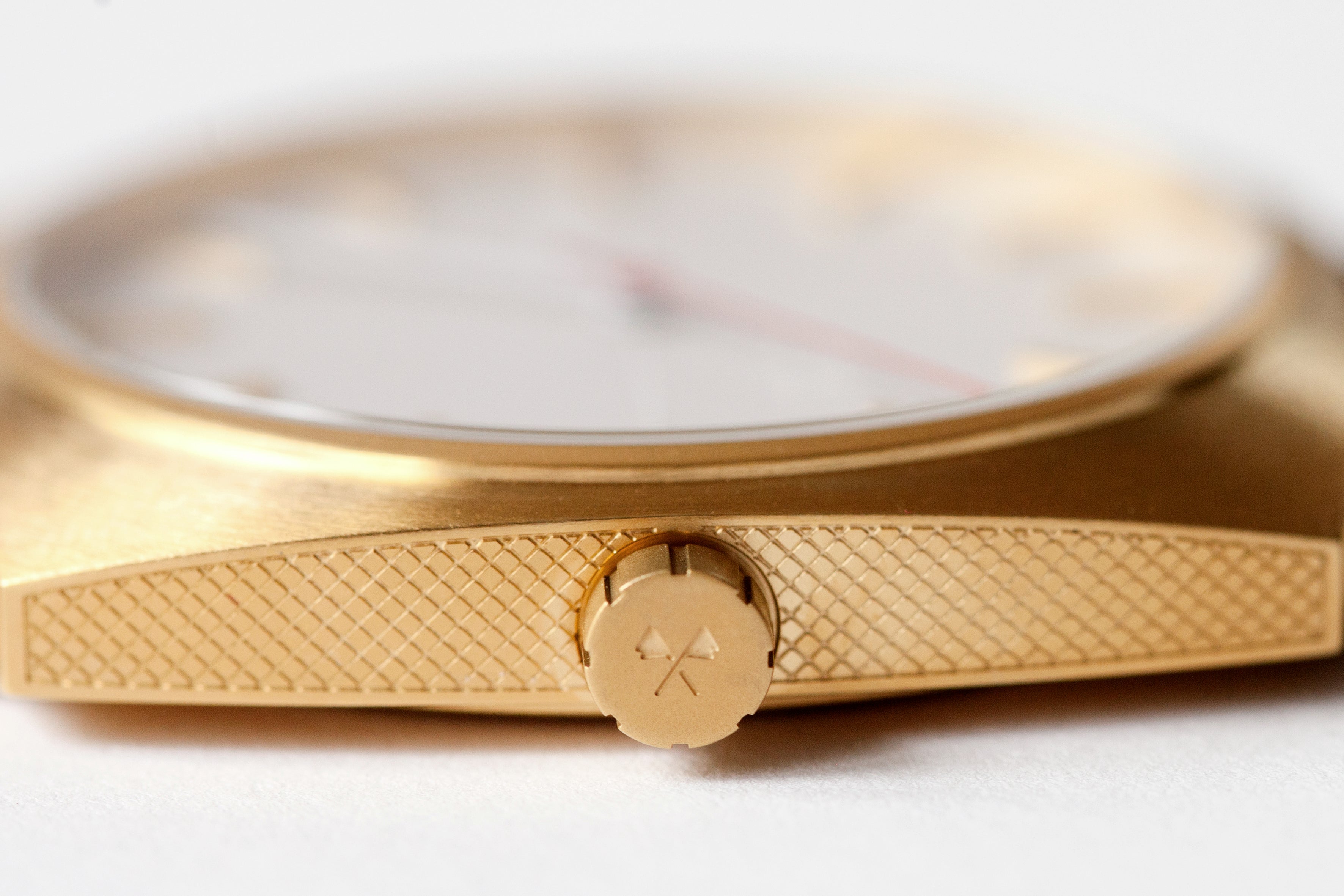 Cushion gold-cut - Mona Watches - Horlogerie Moderne