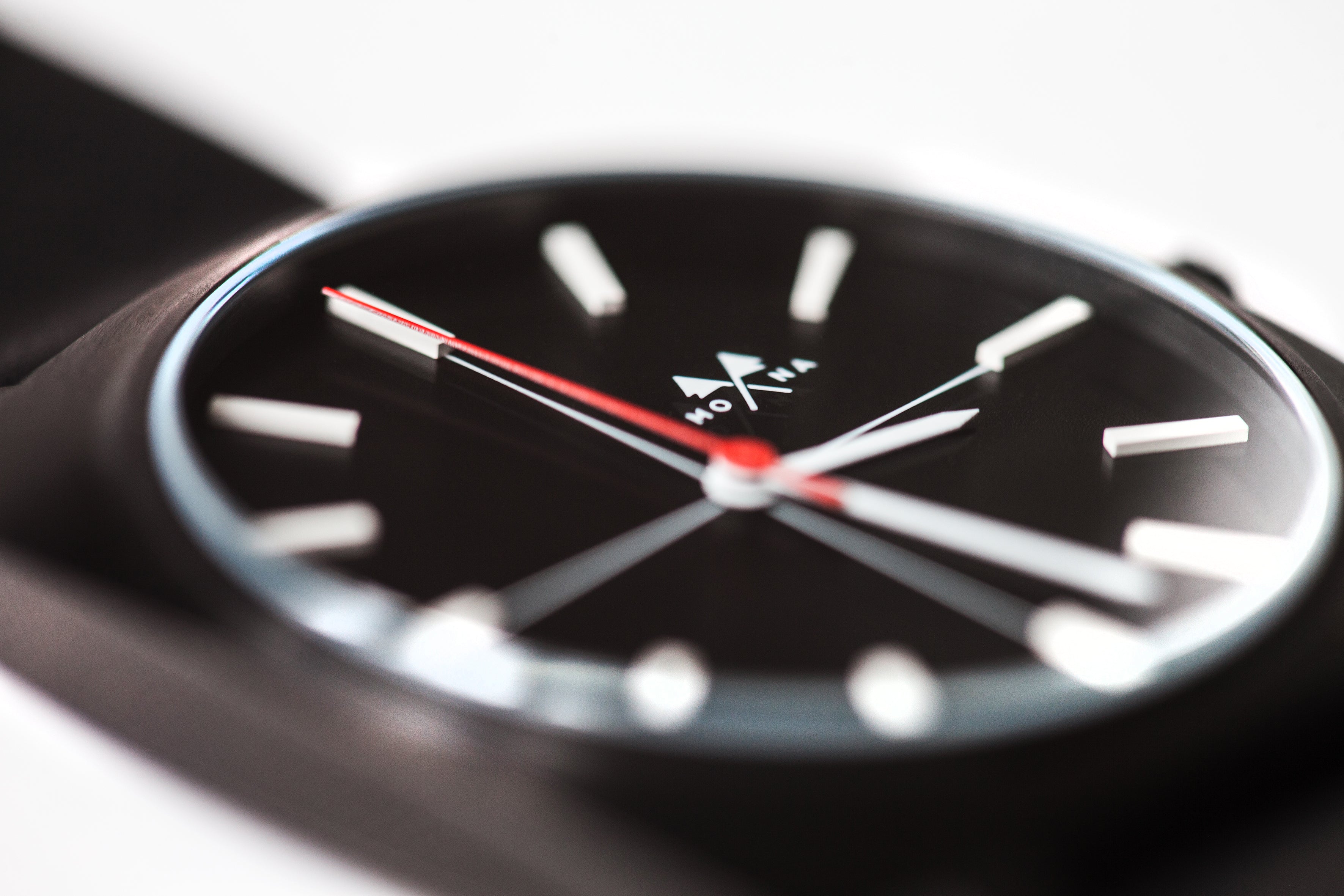 Cushion ghost-cut - Mona Watches - Horlogerie Moderne