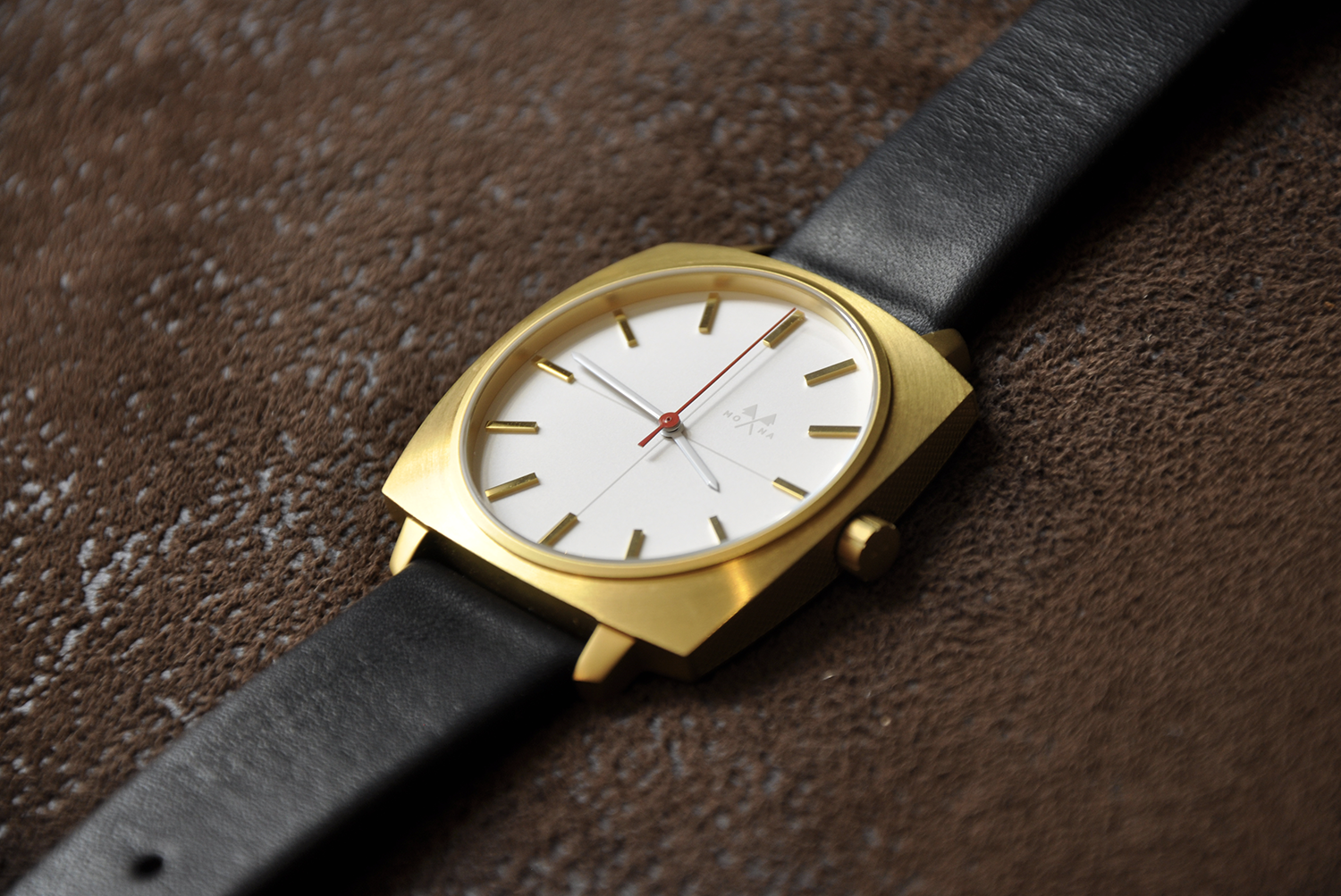 Cushion gold-cut - Mona Watches - Horlogerie Moderne