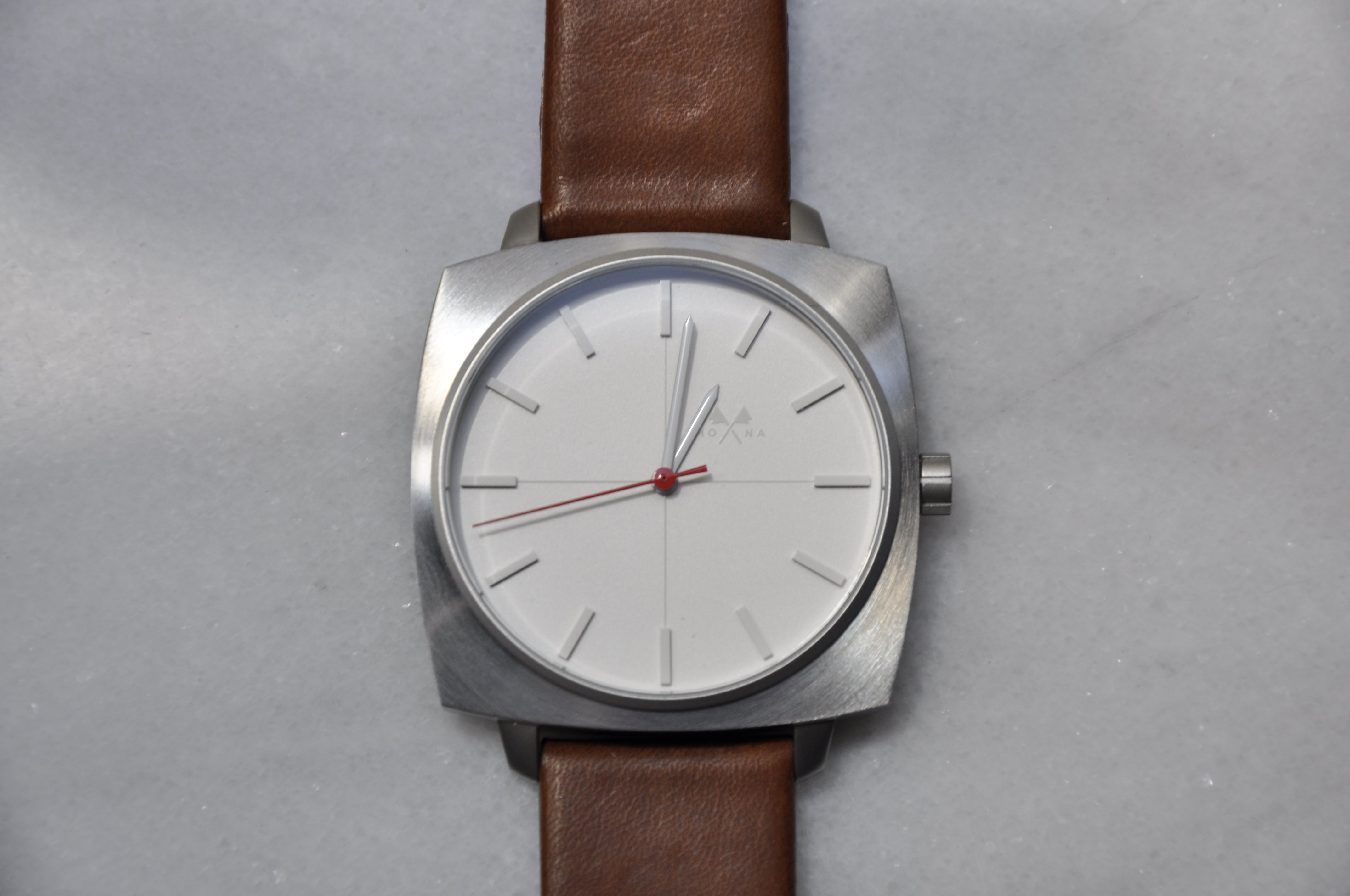 Cushion hoover - Mona Watches - Horlogerie Moderne