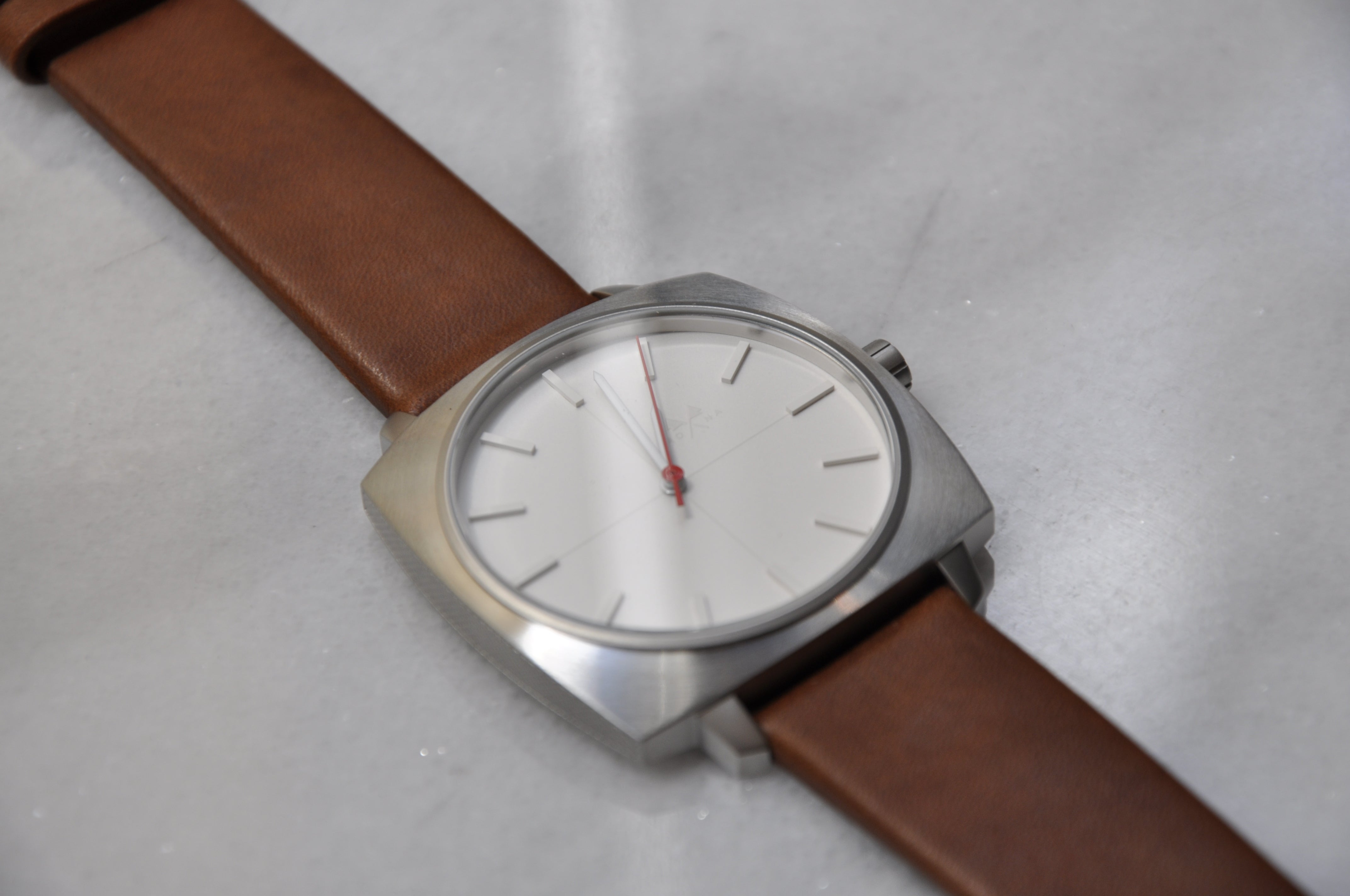 Cushion hoover - Mona Watches - Horlogerie Moderne
