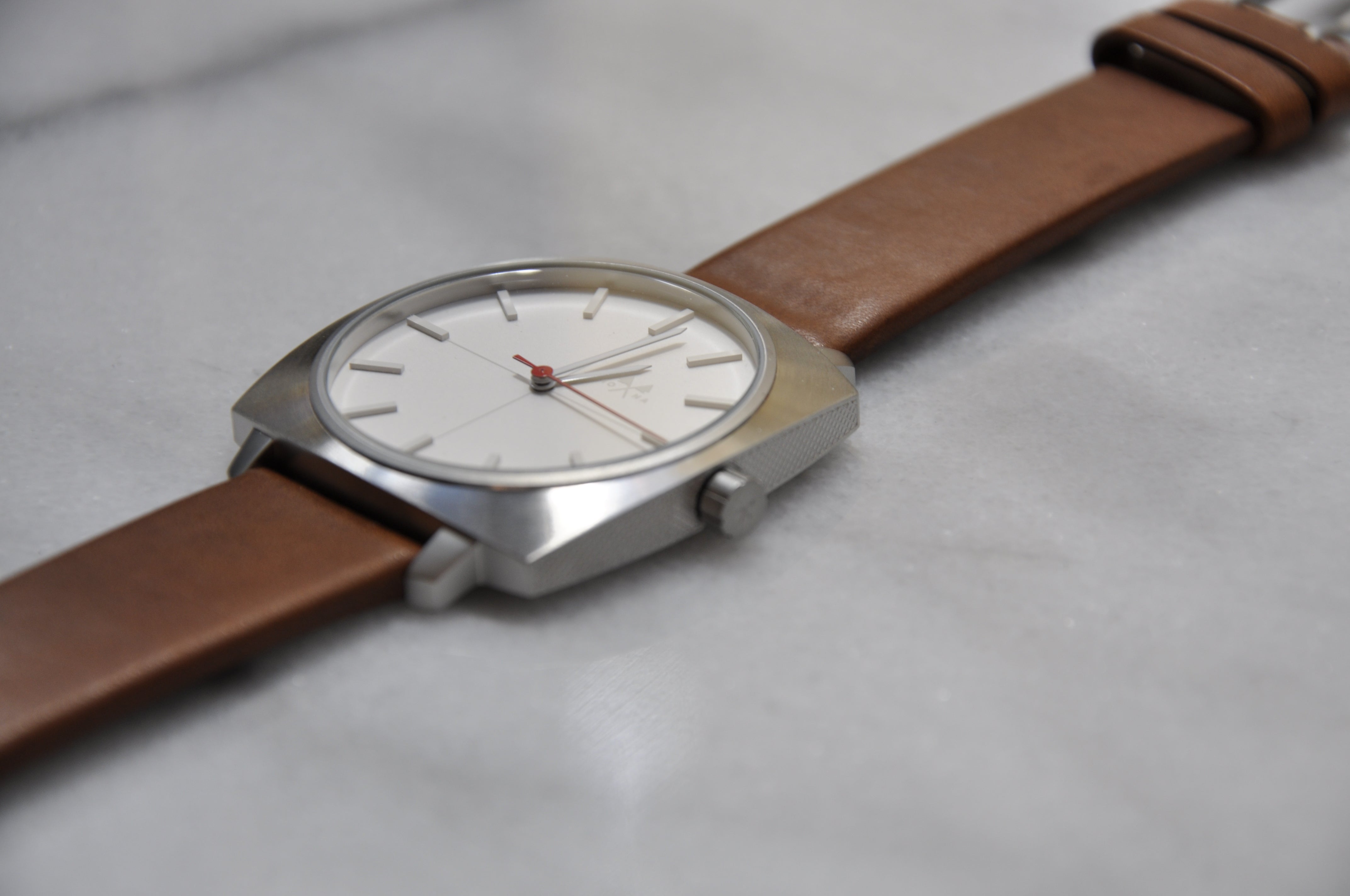 Cushion hoover - Mona Watches - Horlogerie Moderne