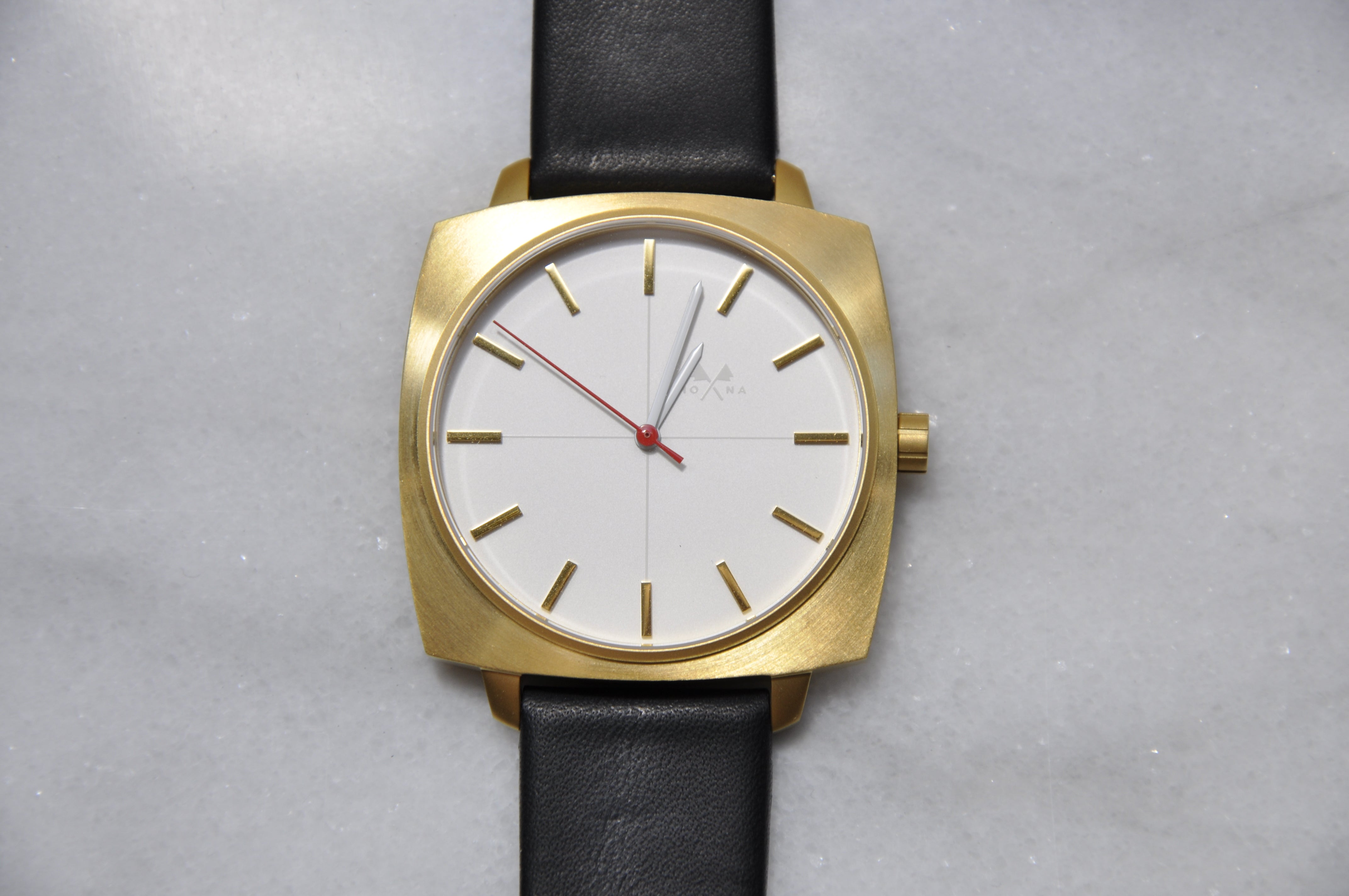 Cushion gold-cut - Mona Watches - Horlogerie Moderne
