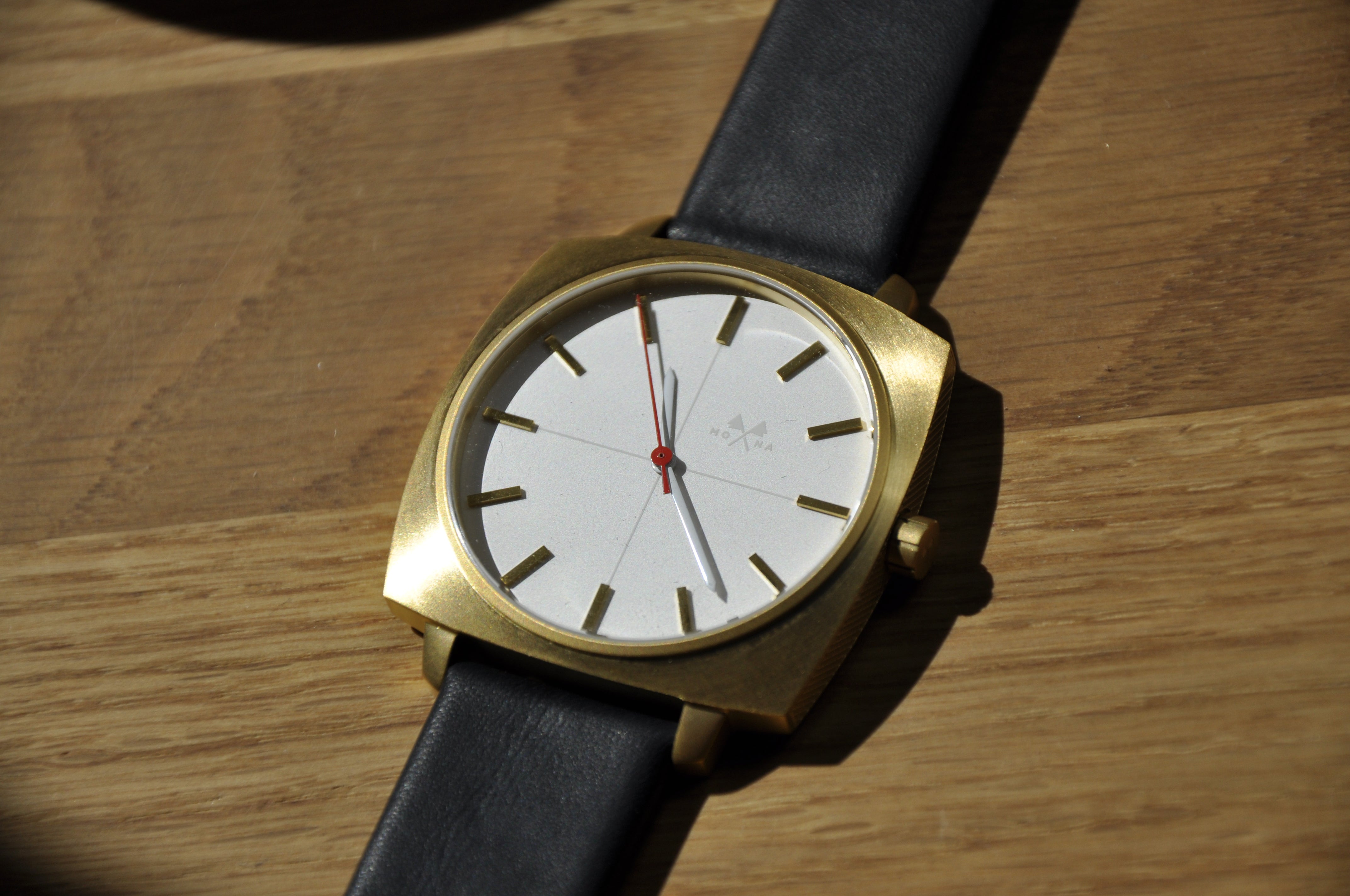 Cushion gold-cut - Mona Watches - Horlogerie Moderne
