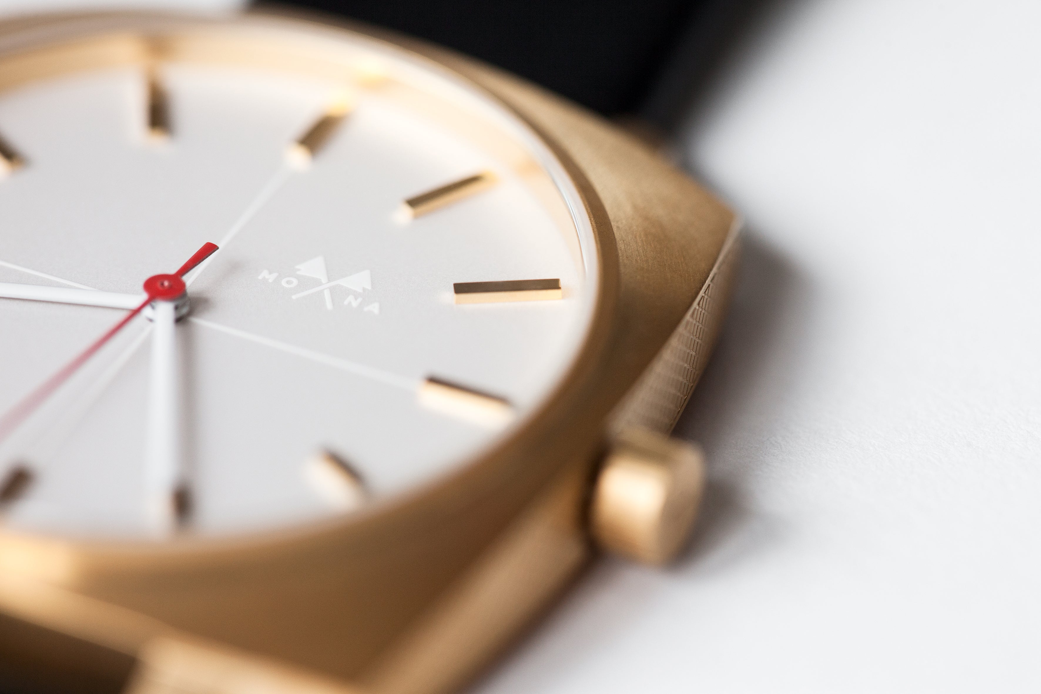 Cushion gold-cut - Mona Watches - Horlogerie Moderne