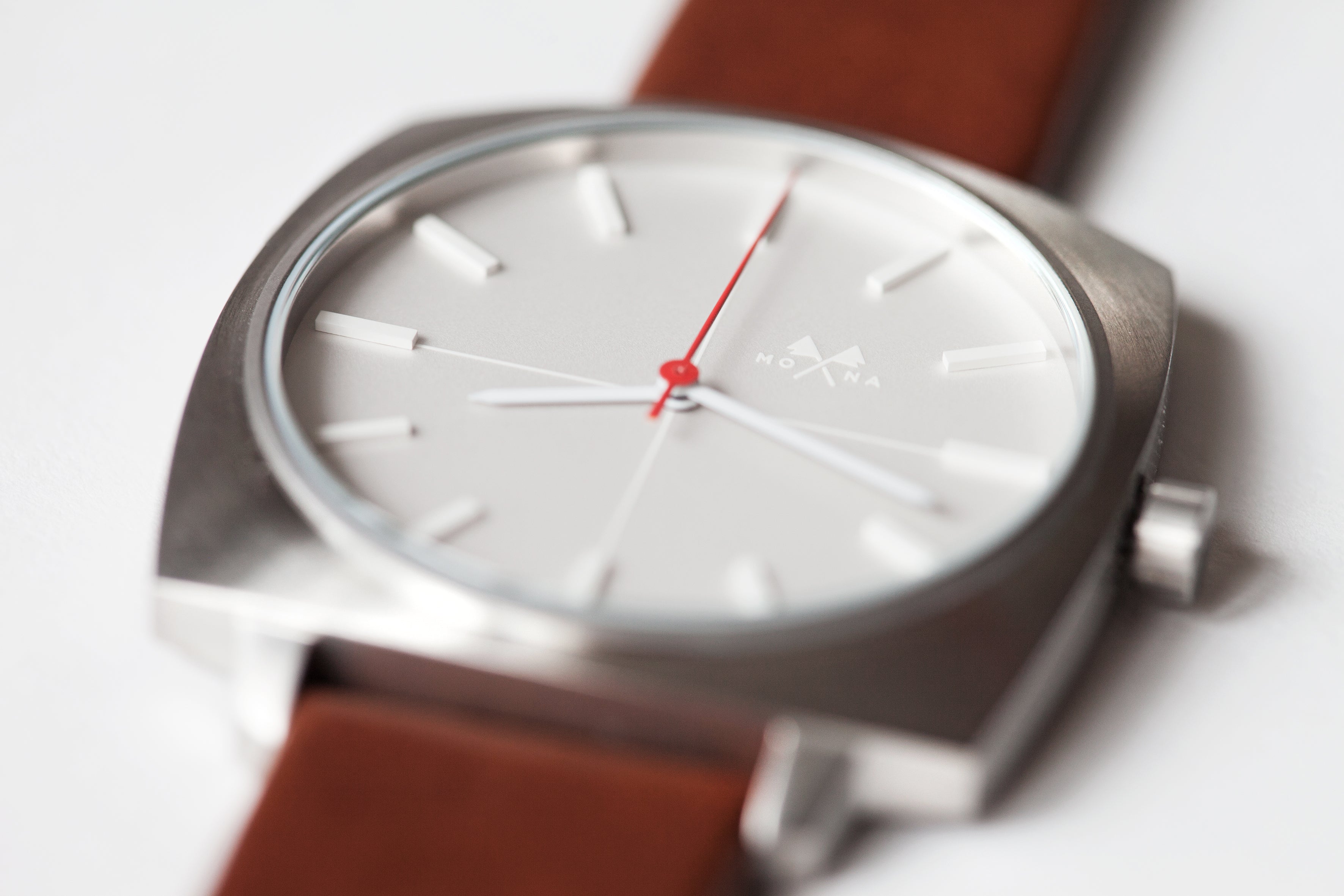 Cushion hoover - Mona Watches - Horlogerie Moderne